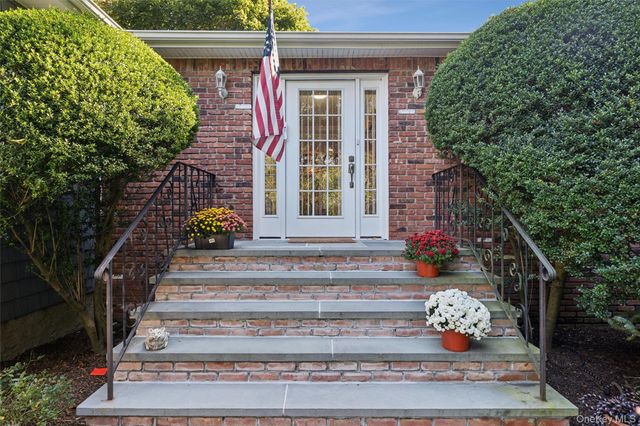 39 Cozine Road, Center Moriches, NY 11934