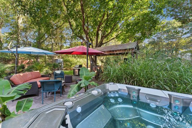 39 Cozine Road, Center Moriches, NY 11934