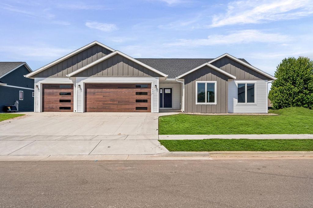 1050 Crockett DRIVE, Holmen, WI 54636