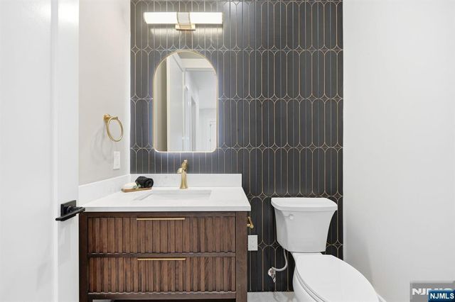 8 Montgomery Road, Livingston, NJ 07039