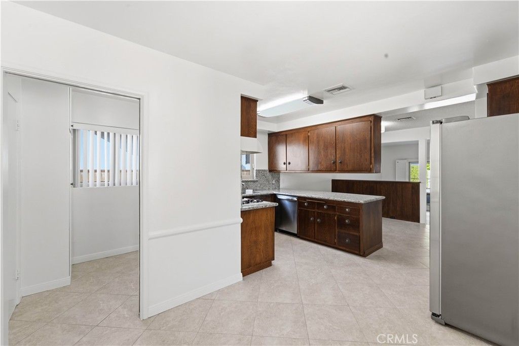 Image 11 of property listing at 8828 Collett, North Hills, CA 91343