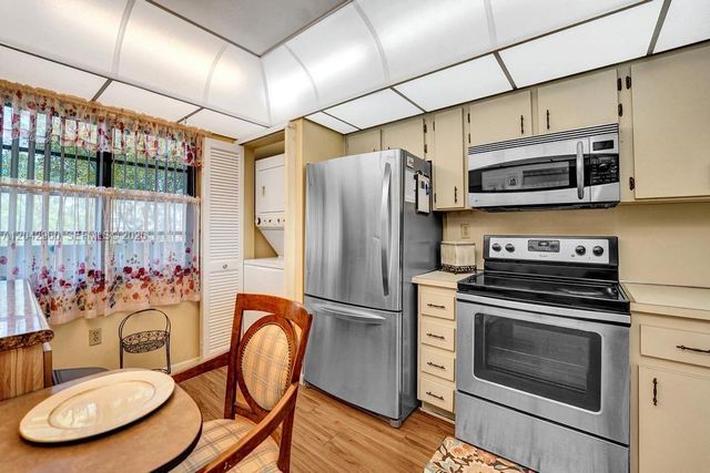 1000 Colony Point Circle 422, Pembroke Pines, FL 33026