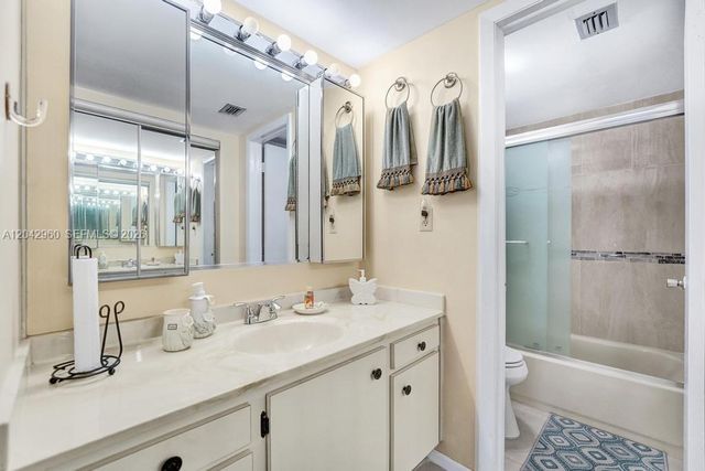 1000 Colony Point Circle 422, Pembroke Pines, FL 33026