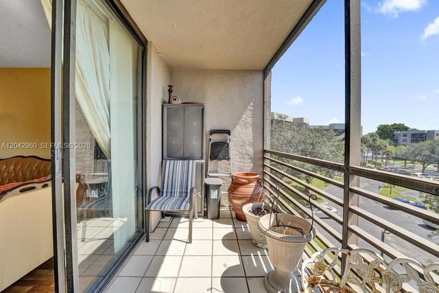 1000 Colony Point Circle 422, Pembroke Pines, FL 33026
