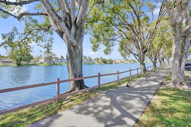1000 Colony Point Circle 422, Pembroke Pines, FL 33026