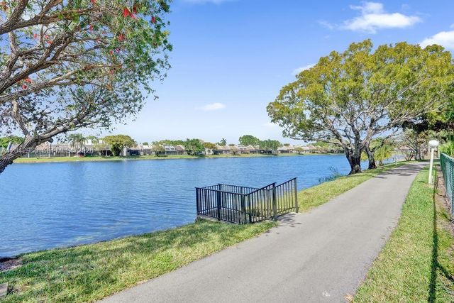 1000 Colony Point Circle 422, Pembroke Pines, FL 33026
