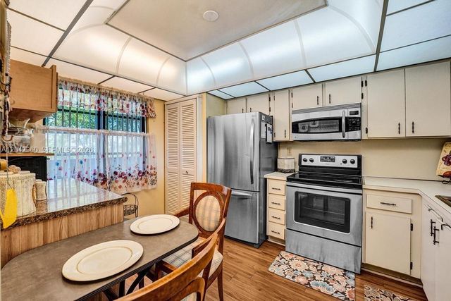 1000 Colony Point Circle 422, Pembroke Pines, FL 33026