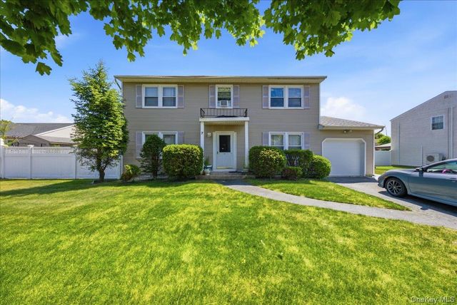 7 Apple Blossom Lane, Patchogue, NY 11772