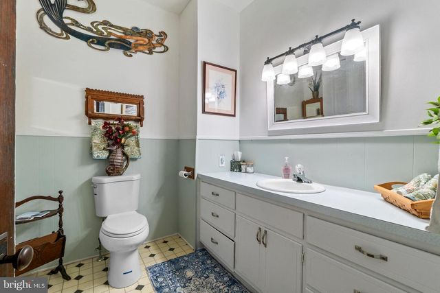 25 E FRANKLIN ST, New Freedom, PA 17349