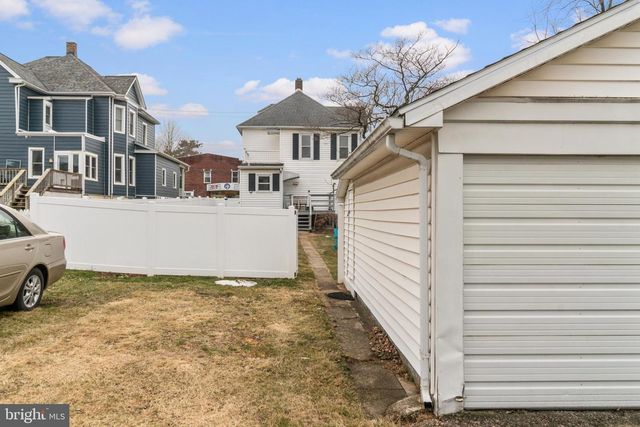 25 E FRANKLIN ST, New Freedom, PA 17349