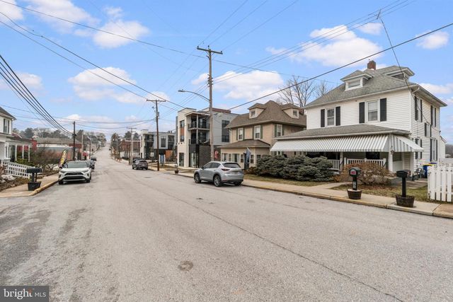 25 E FRANKLIN ST, New Freedom, PA 17349