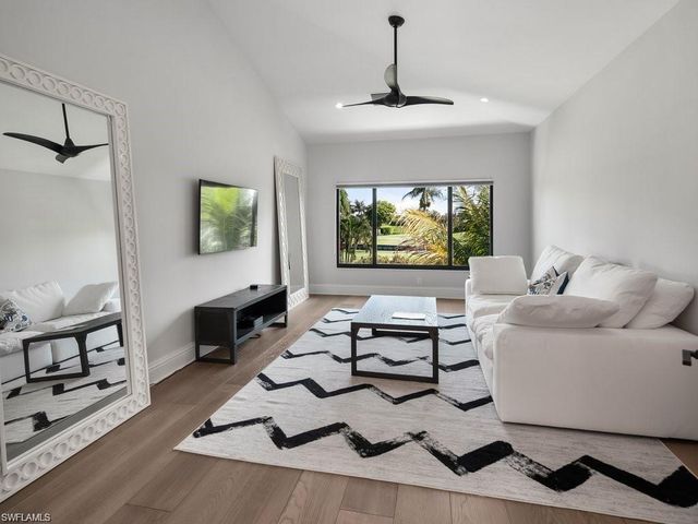 695 Wedge DR, Naples, FL 34103