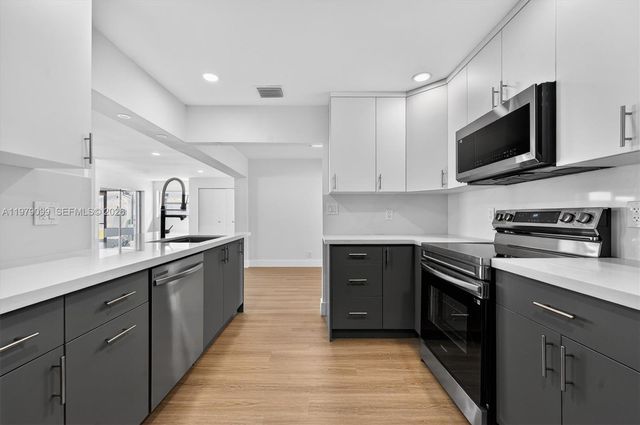 8941 NW 13th St, Plantation, FL 33322