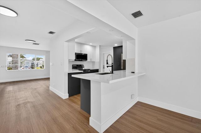 8941 NW 13th St, Plantation, FL 33322