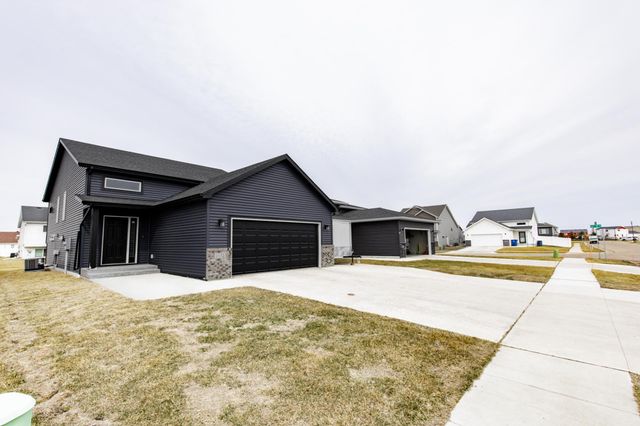 1132 46th Avenue S, Moorhead, MN 56560