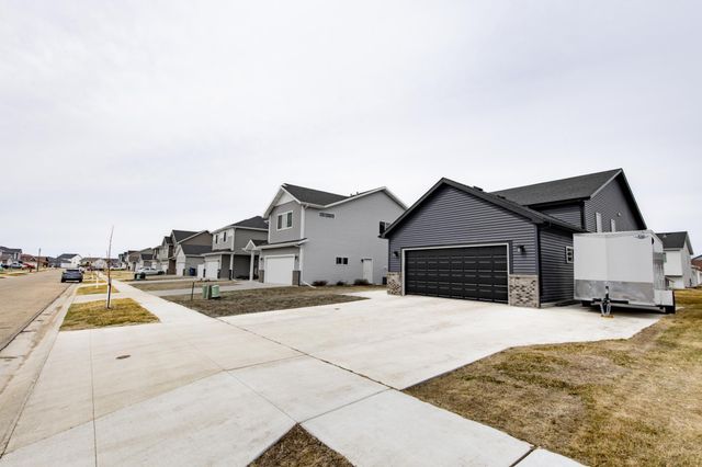 1132 46th Avenue S, Moorhead, MN 56560