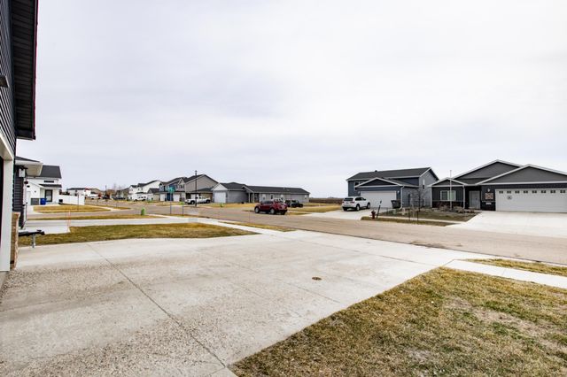 1132 46th Avenue S, Moorhead, MN 56560