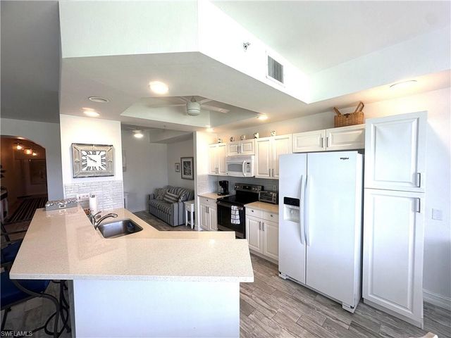 2880 Cypress Trace CIR 103, Naples, FL 34119