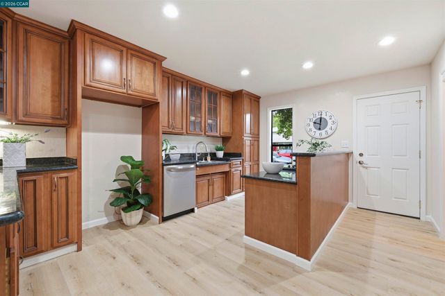 1073 Mohr Ln C, Concord, CA 94518