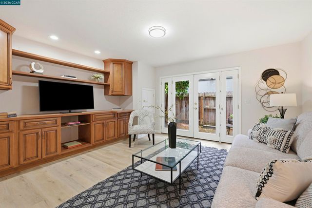 1073 Mohr Ln C, Concord, CA 94518