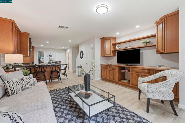 1073 Mohr Ln C, Concord, CA 94518