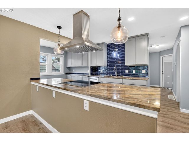 8944 N CLARENDON Ave, Portland, OR 97203