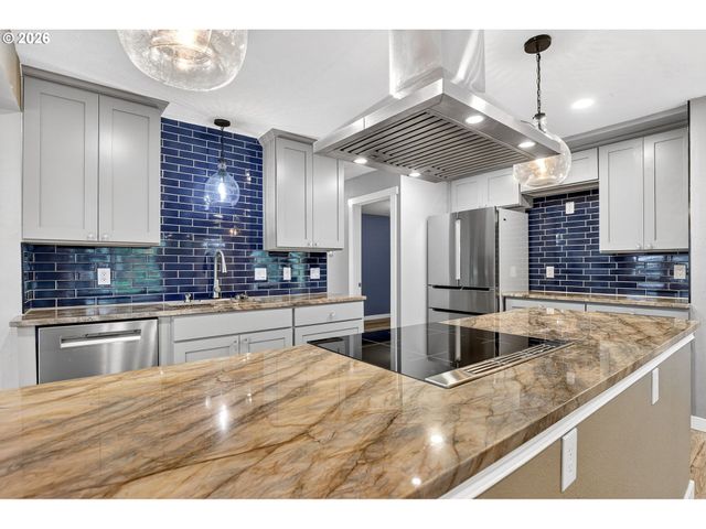 8944 N CLARENDON Ave, Portland, OR 97203