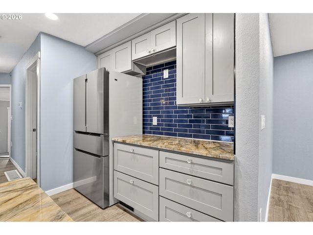 8944 N CLARENDON Ave, Portland, OR 97203