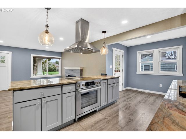 8944 N CLARENDON Ave, Portland, OR 97203