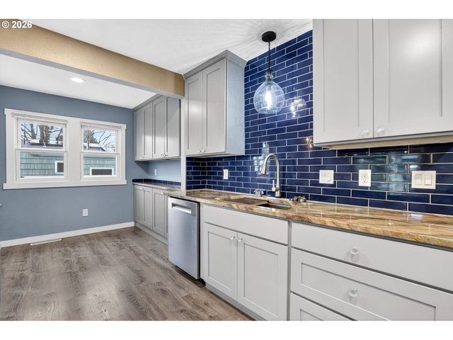 8944 N CLARENDON Ave, Portland, OR 97203