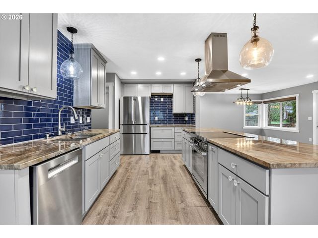 8944 N CLARENDON Ave, Portland, OR 97203