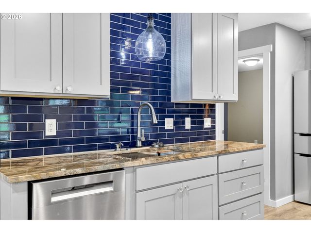 8944 N CLARENDON Ave, Portland, OR 97203