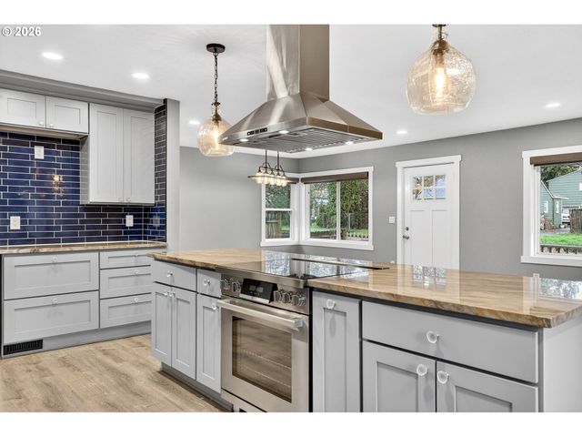 8944 N CLARENDON Ave, Portland, OR 97203