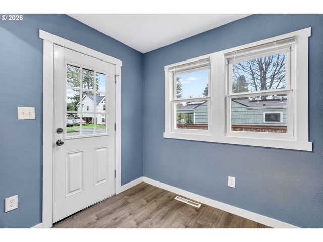 8944 N CLARENDON Ave, Portland, OR 97203