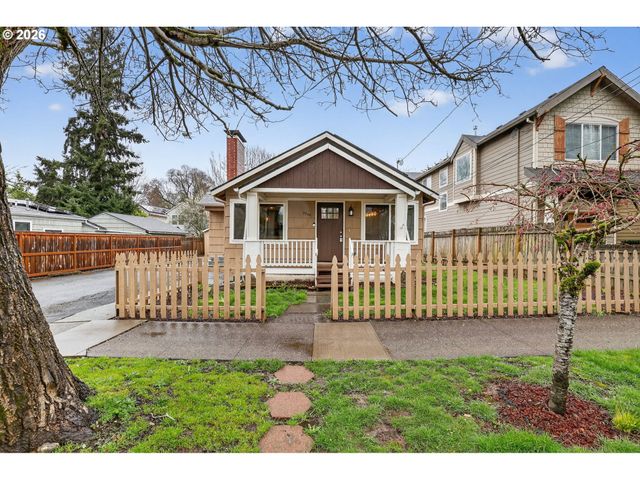 8944 N CLARENDON Ave, Portland, OR 97203