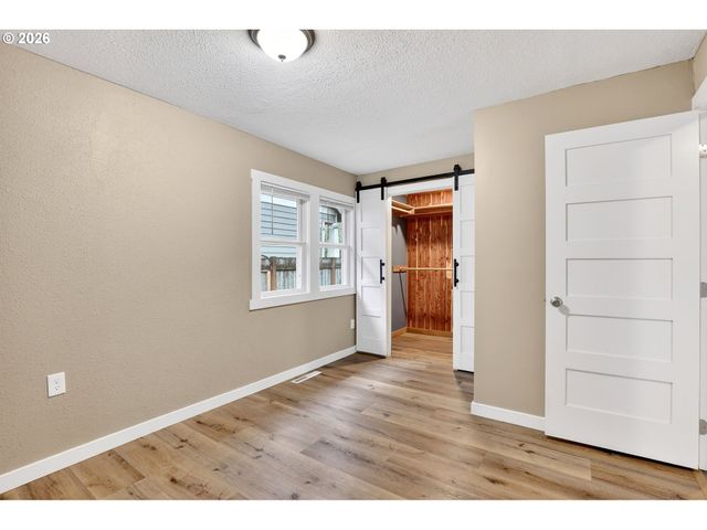 8944 N CLARENDON Ave, Portland, OR 97203