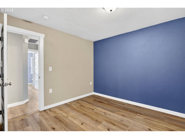 8944 N CLARENDON Ave, Portland, OR 97203