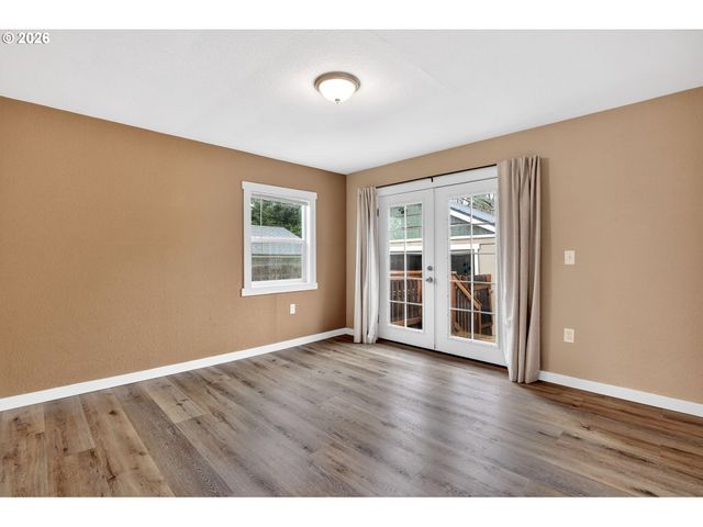 8944 N CLARENDON Ave, Portland, OR 97203