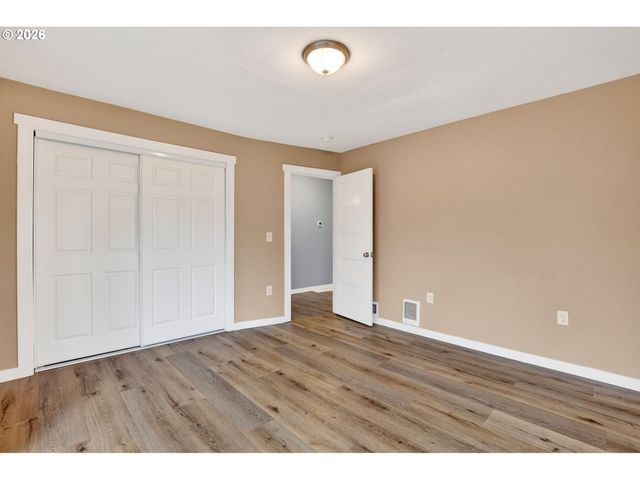 8944 N CLARENDON Ave, Portland, OR 97203