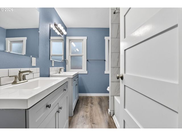 8944 N CLARENDON Ave, Portland, OR 97203