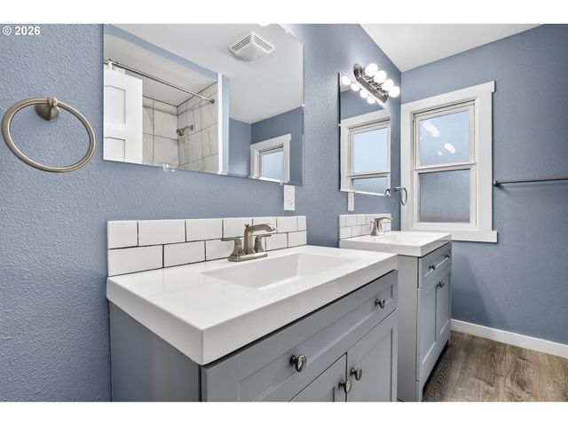 8944 N CLARENDON Ave, Portland, OR 97203