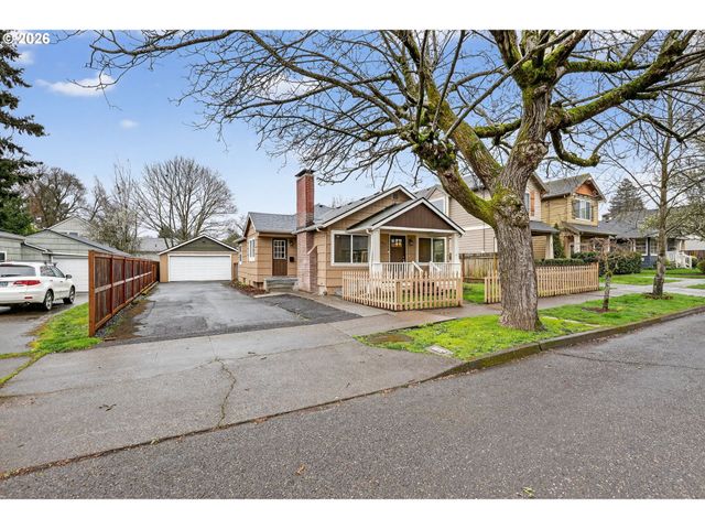 8944 N CLARENDON Ave, Portland, OR 97203