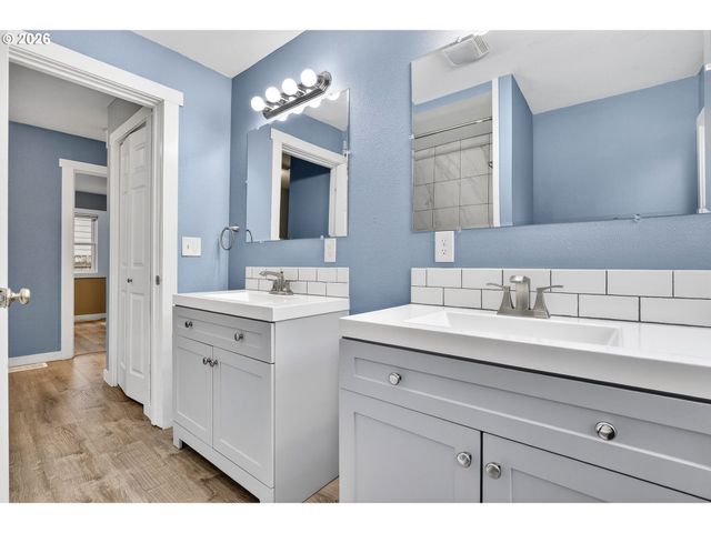 8944 N CLARENDON Ave, Portland, OR 97203