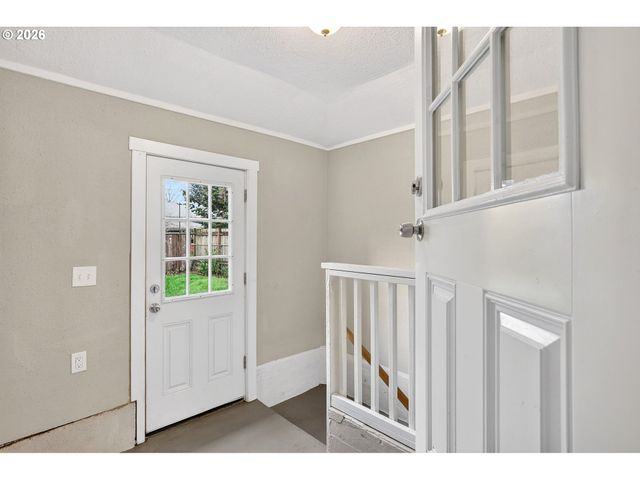 8944 N CLARENDON Ave, Portland, OR 97203