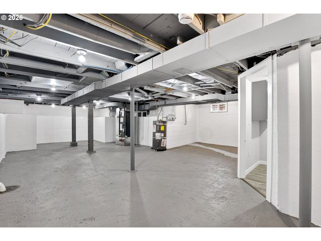 8944 N CLARENDON Ave, Portland, OR 97203