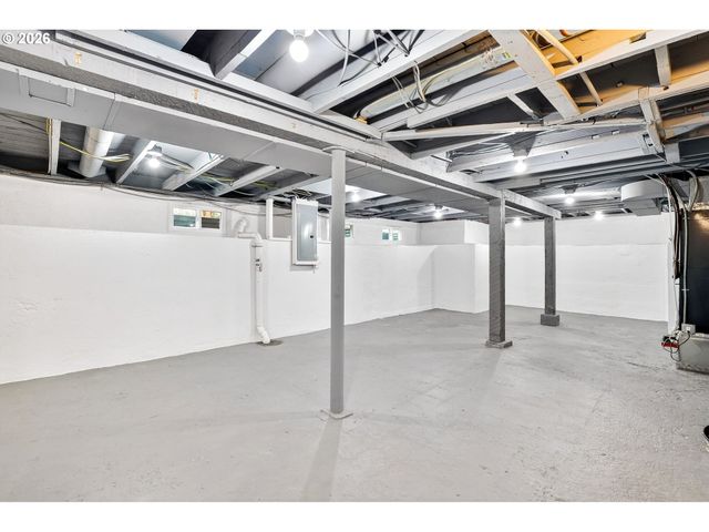 8944 N CLARENDON Ave, Portland, OR 97203