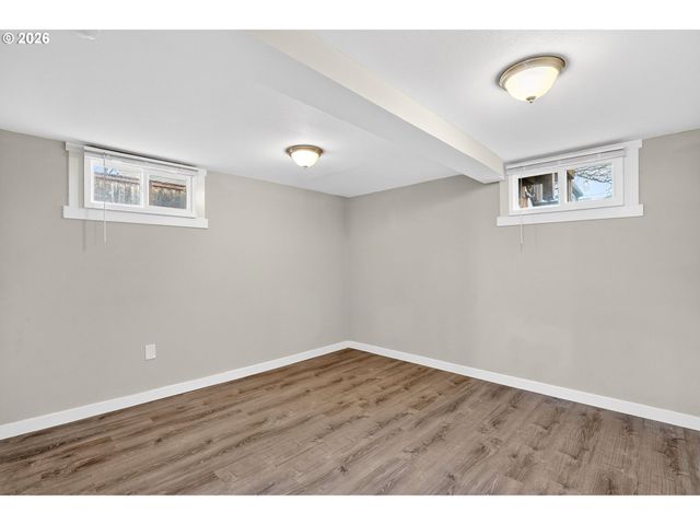 8944 N CLARENDON Ave, Portland, OR 97203