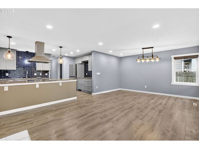 8944 N CLARENDON Ave, Portland, OR 97203