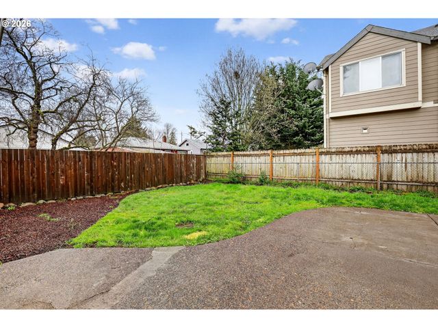 8944 N CLARENDON Ave, Portland, OR 97203