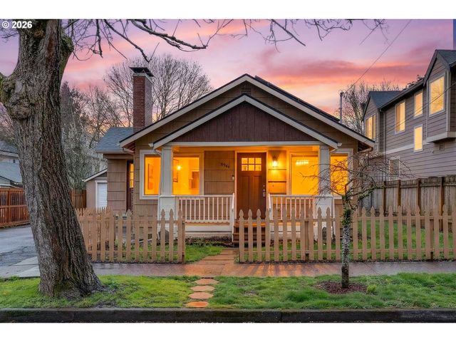 8944 N CLARENDON Ave, Portland, OR 97203